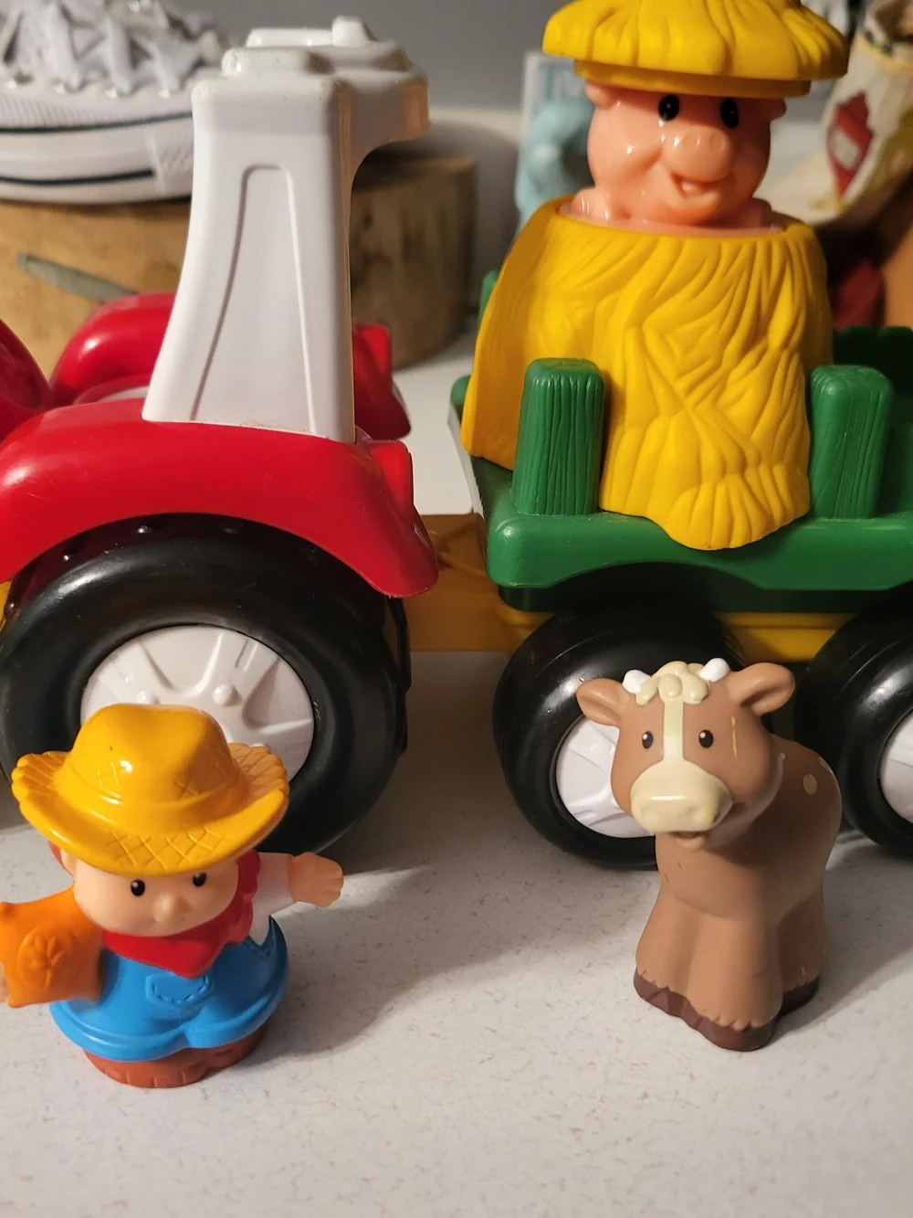 Fisher-Price Little People Tow n Pull Tractor with Farmer, Cow, Hay Bale Pig